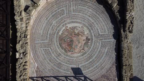 Vista-De-Arriba-Hacia-Abajo-De-Un-Intrincado-Mosaico-Griego-En-El-Suelo-De-Un-Antiguo-Monasterio