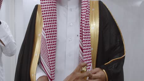 Saudi-Mann-Nimmt-Parfüm,-Um-Eleganter-Zu-Sein