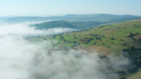 Apokalyptische-Landschaft-Der-Grünen-Hügel,-Die-In-Dichten-Nebel-Gehüllt-Sind