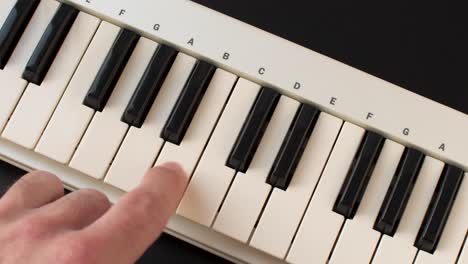 Fingerdrücken-Von-Noten-Auf-Einem-Klavier