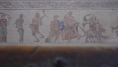 Nahaufnahme-Antiker-Griechischer-Wandschnitzereien,-Die-Die-Geschichte-Der-Alten-Römer-Erzählen
