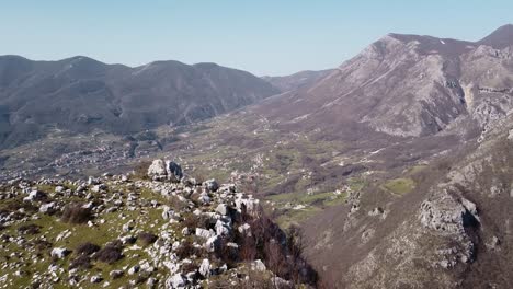 Luftlandschaftsansicht-über-Einem-Italienischen-Dorf,-Umgeben-Durch-Apennine-Berge