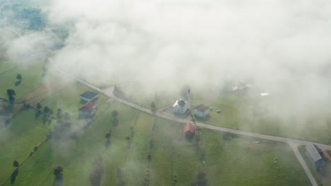 Luftaufnahme-über-Bewölktem-Dorf-Auf-Dem-Land-In-Serbien,-Moschee-In-Der-örtlichen-Gemeinde