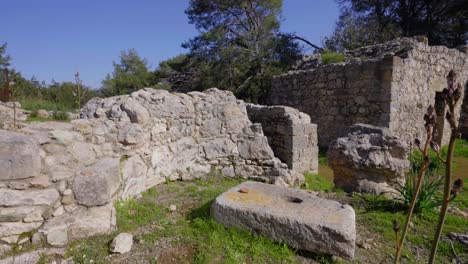Vista-Cercana-De-Las-Paredes-De-Piedra-Desmoronadas-De-Pyrgos-Tis-Rigenas,-Monasterio-Bizantino-De-La-Torre-De-Rigena-En-Akamas,-Chipre