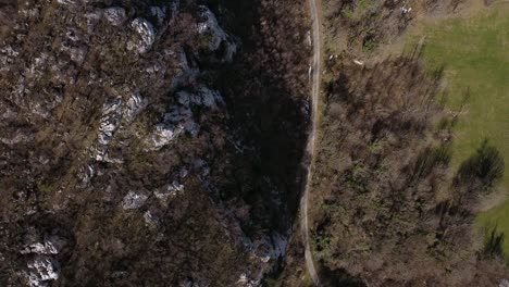 Luftaufnahme-über-Einer-Landstraße,-Umgeben-Von-Felsigen-Apenninen,-Italien