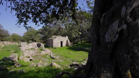 Kippen-Sie-Auf-Die-überreste-Eines-Alten-Klosters-In-Griechenland