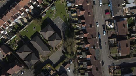 Vista-Aérea-De-4k-De-Un-área-Residencial-En-Taunton-Somerset,-Reino-Unido,-Drone-Avanzando-Y-Mostrando-Los-Techos-De-Los-Edificios-Y-La-Calle