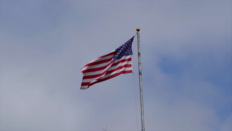 Eine-Amerikanische-Flagge,-Die-Im-Wind-Flattert