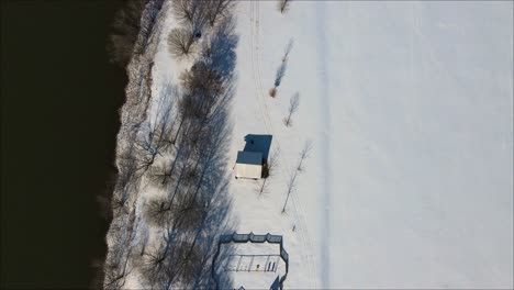 Ein-Spielplatz-Im-Schnee-Entlang-Des-Flusses,-Während-Eines-Winterschnees