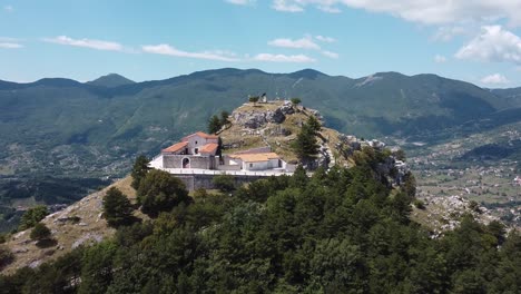 Luftlandschaftsblick-über-Den-Aussichtspunkt-Des-Dorfes-Pietraroja,-Auf-Einem-Hügel,-In-Den-Apenninen,-Italien