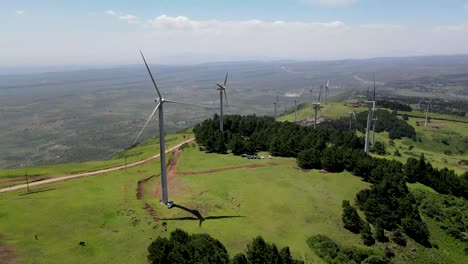 Turbine-Der-Windmühle,-Die-Sich-In-Der-Grünen-Energiestation-In-Naitobi,-Kenia,-Dreht,-Bekämpfung-Des-Klimawandels-Mit-Grüner-Energiequelle