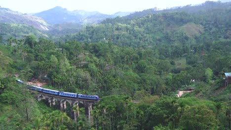 Un-Tren-Azul-Pasando-Por-El-Famoso-Puente-De-Nueve-Arcos-Demadora-En-Ella-Sri-Lanka