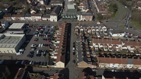 4K-aerial-view-of-a-residencial-area-in-taunton-Somerset,-United-Kingdom,-drone-moving-forward-and-showing-the-buildings-roofs-and-street