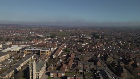 Vista-Aérea-De-4k-De-Taunton-Somerset,-Reino-Unido,-Drone-Avanzando-Y-Mostrando-El-Cielo-Azul