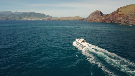 Antenne-Des-Bootes,-Das-Sich-Langsam-Durch-Blaues-Ozeanwasser-Auf-Der-Insel-Madeira-Bewegt