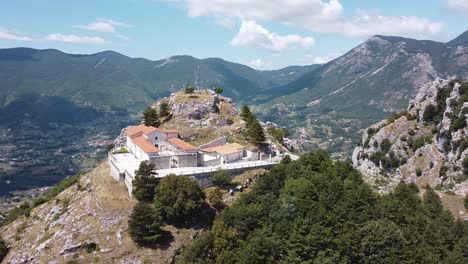 Luftlandschaftsansicht-Des-Aussichtspunktes-Des-Dorfes-Pietraroja,-Auf-Einem-Hügel,-In-Den-Apenninen,-Italien