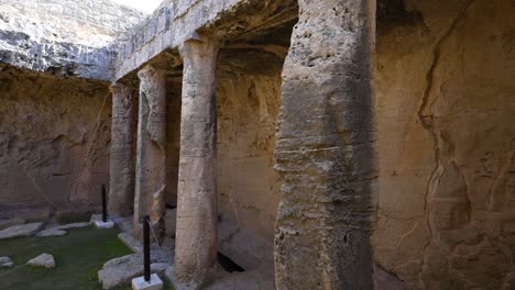Vista-Exterior-De-Los-Pilares-De-Las-Antiguas-Ruinas-Romanas-En-La-Tumba-De-Los-Reyes-En-Paphos,-Chipre