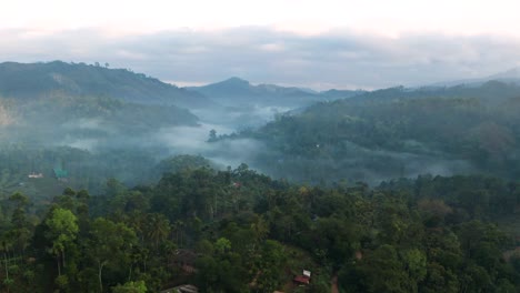 Luftbild:-Erstaunliche-Ansicht-Der-Berge-Während-Des-Sonnenaufgangs-In-Sri-Lanka