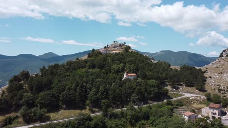 Luftlandschaftsansicht-Des-Aussichtspunktes-Des-Dorfes-Pietraroja,-Auf-Einem-Hügel,-In-Den-Apenninen,-Italien