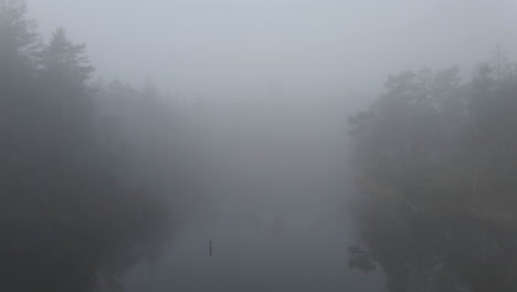 Klüver-Des-Atemberaubenden,-Nebelbedeckten-Flusses