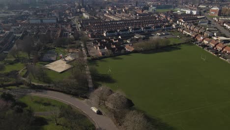 4K-Luftaufnahme-Eines-Wohngebiets-In-Taunton-Somerset,-Vereinigtes-Königreich,-Drohne-Bewegt-Sich-Nach-Rechts-Und-Zeigt-Das-Offene-Feld,-Gebäudedächer-Und-Straße