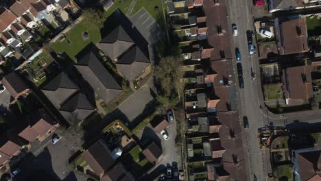 4K-aerial-view-of-a-residencial-area-in-taunton-Somerset,-United-Kingdom,-drone-moving-back-and-showing-the-buildings-roofs-and-street