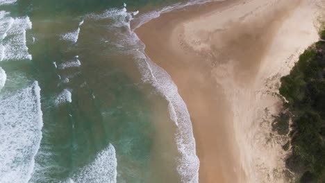 Sonnenlicht-Durch-Goldenen-Sand-Am-Sawtell-Beach-Mit-Rollenden-Meereswellen-In-New-South-Wales,-Australien