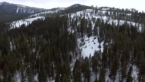 Luftaufnahme---Ein-Schneebedeckter-Berghang-Zeigt-Die-Schönheit-Von-Montana