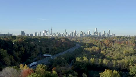Luftaufnahme-Der-Skyline-Von-Toronto-Vom-Don-Valley-Aus-Gesehen