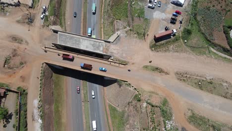 Drohnenansicht-Luftaufnahme:-Straßenkreuzung-Auf-Der-Autobahn-Der-Straße-Von-Nairobi,-Kenia
