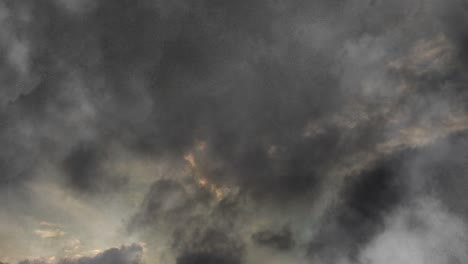 Sicht-Ziehen-Dunkle-Kumulonimbuswolken-Am-Nachmittag