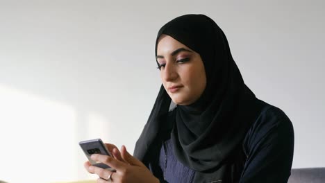 Arabische-Frau,-Die-Mobile-App-Auf-Ihrem-Intelligenten-Mobiltelefon-Verwendet