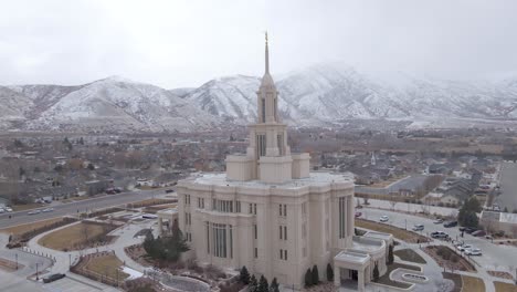 Beautiful-aerial-view-of-a-Mormon-Temple-in-Utah-with-hills-covered-in-snow