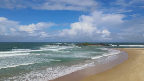 Wellen-Bewegen-Sich-In-Richtung-Sandiger-Küste-Gegen-Blauen-Himmel-Mit-Wolken-Im-Sommer-In-Sawtell-Beach,-New-South-Wales,-Australien