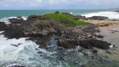 Rugged-Green-Headland-With-Foamy-Waves-Crash-Onto-Rocks-At-Sawtell-Beach-Near-Bonville-Headland-Lookout-In-New-South-Wales,-Australia