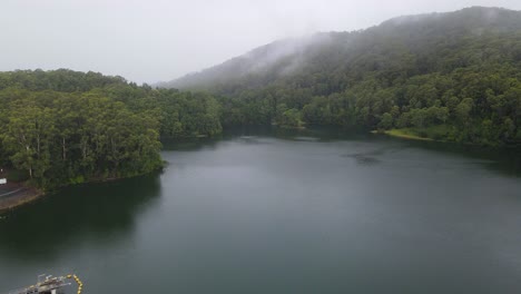 Lago-Pacífico-Y-Tranquilo-En-La-Niebla-Rodeado-De-Exuberante-Vegetación