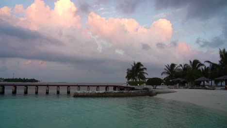 Rosa-Sonnenuntergang-Auf-Den-Malediven-Inseln