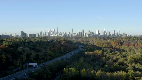 Filmische-Luftaufnahme-über-Den-Don-Valley-Parkway-Mit-Der-Skyline-Von-Toronto-Im-Hintergrund