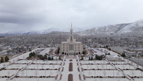 Payson-Utah-Tempel-In-Verschneiter-Landschaft.-Antenne-Nach-Vorne
