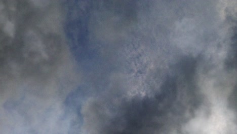 Sicht,-Blauer-Himmel-Mit-Dunklen-Wolken-Drumherum