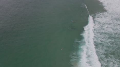 Blaues-Meer-Mit-Malerischen-Wellen,-Die-An-Die-Küste-Rollen---Bondi-Beach-In-Sydney,-New-South-Wales,-Australien