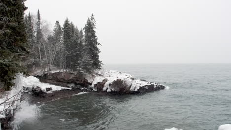 Winterwetter-Auf-Eisigen-Felsen-Des-Lake-Superior