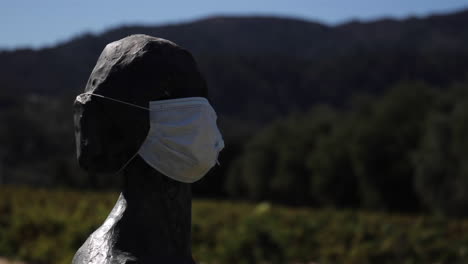 Estatua-Con-Máscara-Covid-Frente-Al-Viñedo-De-La-Bodega-En-El-Valle-De-Napa