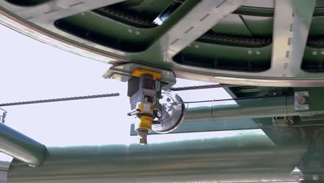 Steel-wheel-powering-gondola-in-Royal-Gorge-Park,-Colorado,-close-up