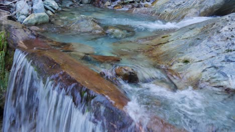 Kaltes,-Klares-Wasser-Fließt-über-Felsige-Wasserfälle,-Während-Es-An-Höhe-Verliert