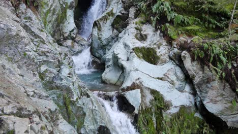 Kippen-Sie-Den-Wasserlauf-Des-Schmalen-Kalkstein-Slot-Canyons-Im-Regenwald-Nach-Unten