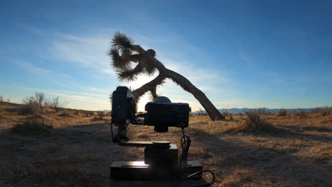 Zeitraffer-Einer-Kamera-Auf-Einem-Schieberegler,-Der-Einen-Zeitraffer-Des-Sonnenuntergangs-Und-Eines-Joshua-Baums-In-Der-Mojave-Wüste-Macht
