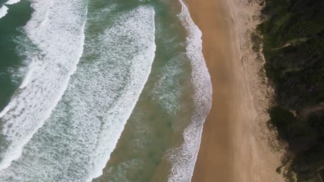 Landschaft-Mit-Schäumenden-Wellen,-Die-Sich-Im-Sommer-In-New-South-Wales,-Australien,-In-Richtung-Der-Sandigen-Küste-Von-Sawtell-Beach-Bewegen