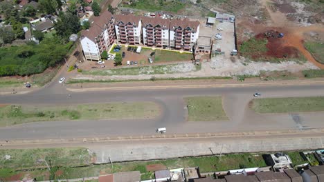 Luftaufnahme-über-Eine-Sanierungsbaustelle-Zwischen-Einer-Autobahn-Und-Gebäuden-In-Nairobi