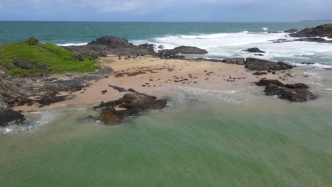 Outcrops-At-Bonville-Headland-Lookout-With-Foamy-Waves-At-Sawtell-Beach-In-New-South-Wales,-Australia